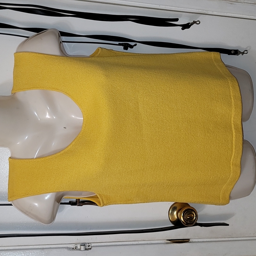 St. John Women's vest yellow vtg scoop neckline pullover sunny 🌞 B11